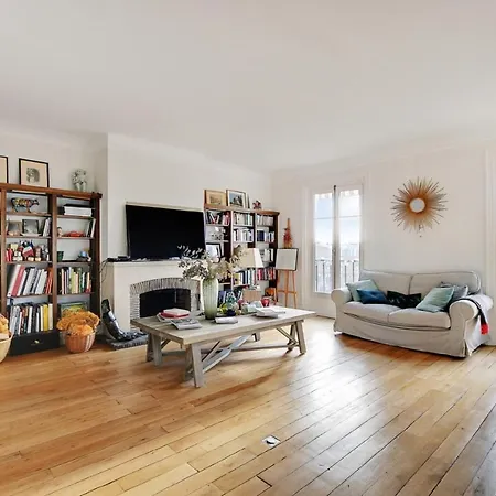 Apartment Excellent Condition, Benefits From Beautiful Volumes And The Charm Of The Old