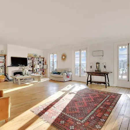 Excellent Condition, Benefits From Beautiful Volumes And The Charm Of The Old Apartment *